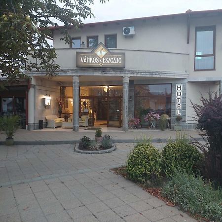 Vankos & Eszcajg Hotel Ujhartyan Exterior photo